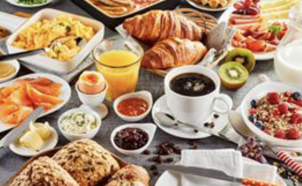 Bild zeigt ein üppiges Frühstück